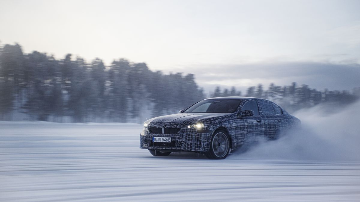 BMW ukazuje chystaný elektrický sedan i5 při testech na sněhu